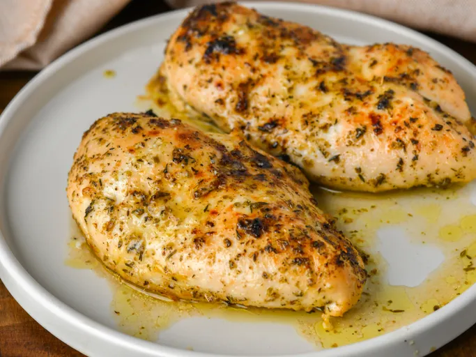 260445easy mediterranean baked chicken breastKimvideo4x3 6fc05b993afe4da5846bdc13a9861844
